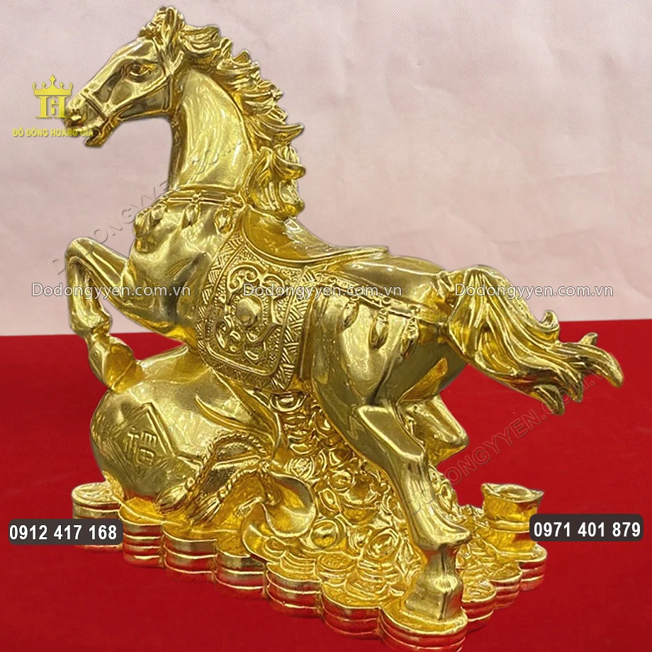 H&igrave;nh ảnh ph&iacute;a sau của bức tượng ngựa